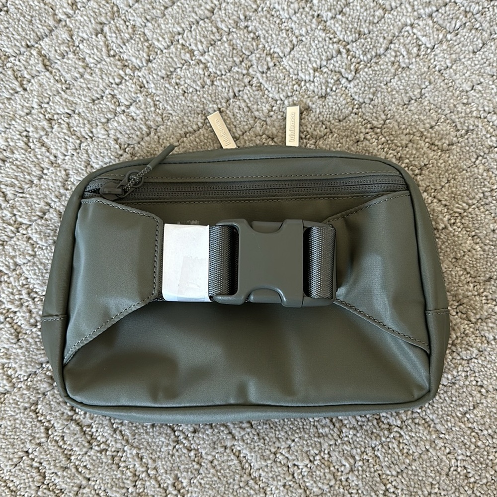 NWT Lululemon Everywhere Belt Bag Green Sage - Picture 5 of 6